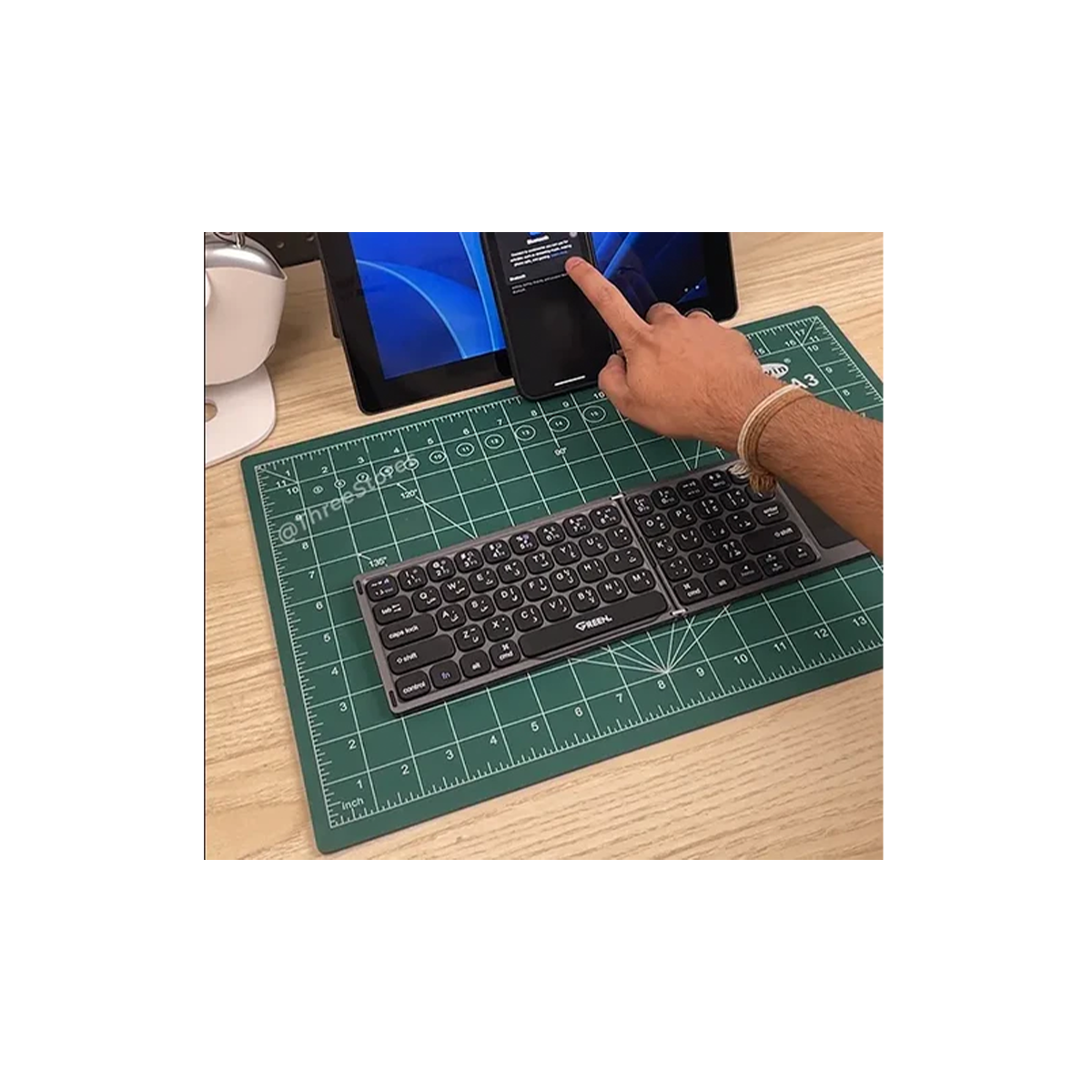 Foldable Bluetooth Keyboard with Touchpad – Ultra-Portable, Silent Keys, 80h Battery